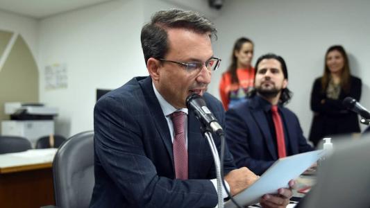 É bom lembrar que a CCJ, comandada por Arnaldo, é uma das comissões mais poderosas do Legislativo - é lá que o processo legislativo se inicia