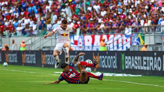Zagueiro Ramos Mingo, do Bahia, desarma Eduardo Sasha, do RB Bragantino