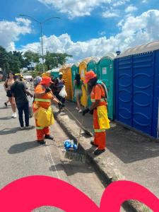 Profissionais trabalham para manter a cidade limpa durante os dias de folia