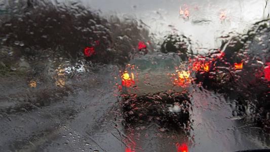 É preciso redobrar a atenção, evitando áreas de inundação ou vias que costumam alagar