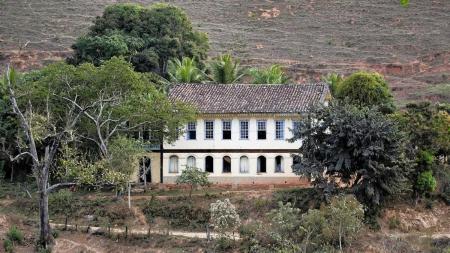 É recomendável obter uma via atualizada da matrícula do imóvel onde constam informações importantes, como, por exemplo, quem é o proprietário do imóvel.