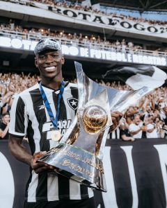 Luiz Henrique celebra título de campeão brasileiro pelo Botafogo