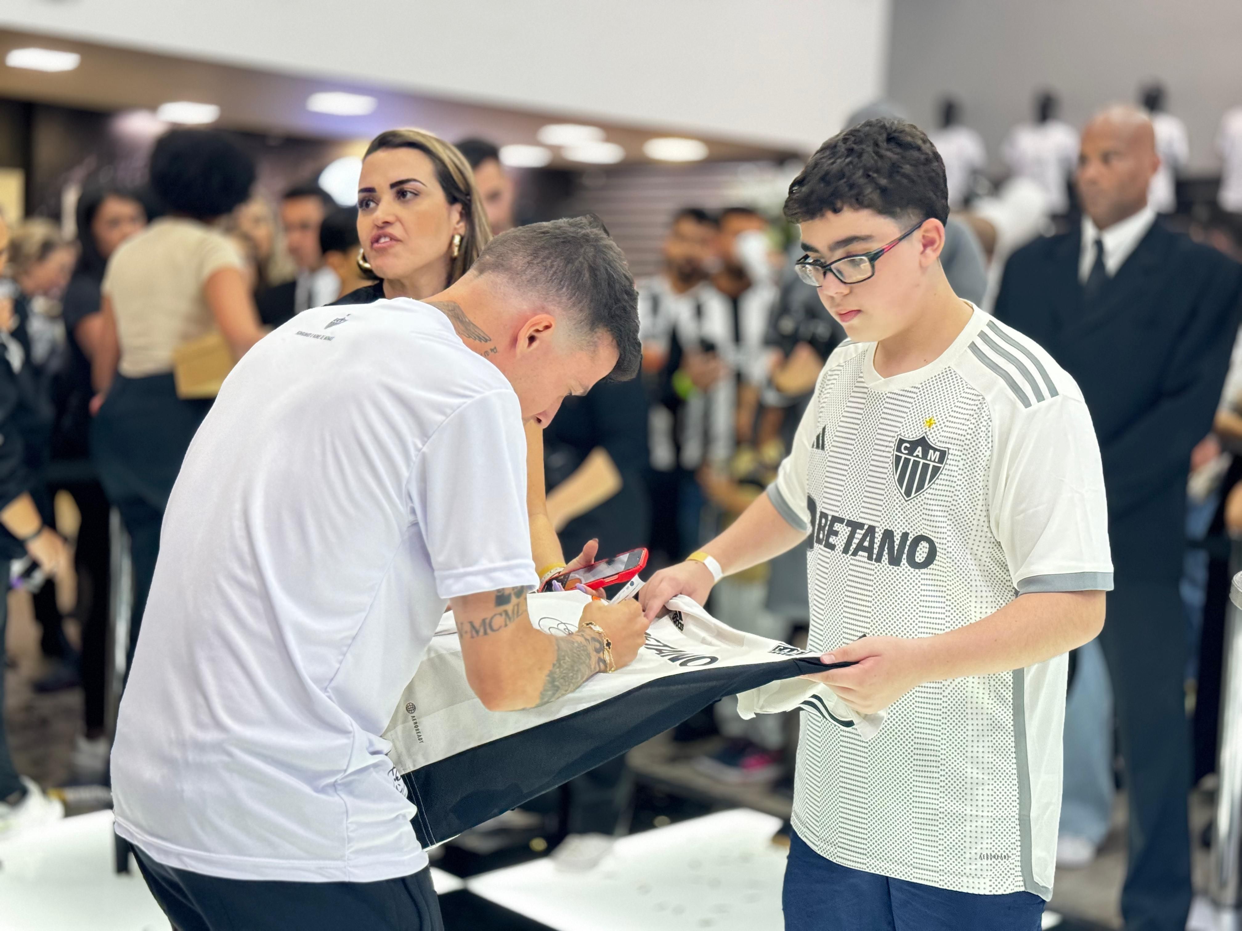 Bernard participa de noite de autógrafos em BH e revela quando fará 1º treino no Atlético