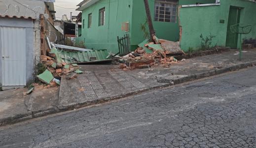 Moradores vivem novo susto com ônibus sem freio em BH, no mesmo local de acidente de 2024
