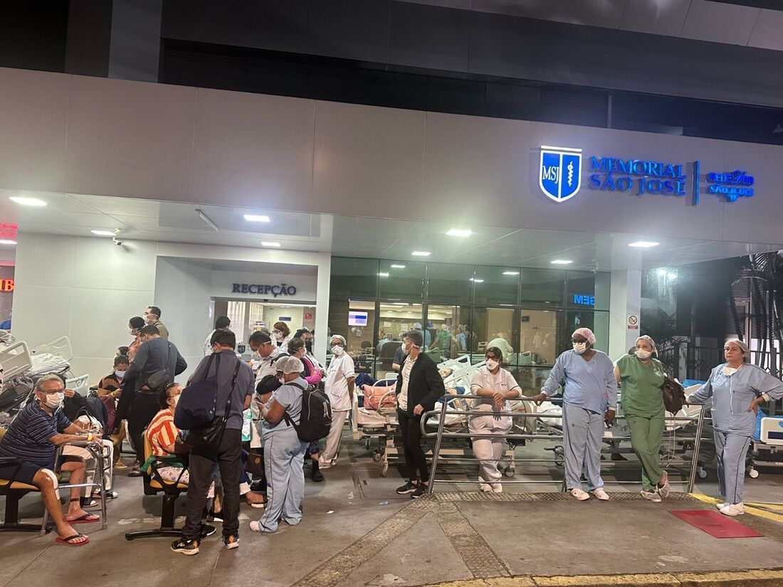 Pacientes são evacuados após incêndio atingir hospital no Recife (PE)