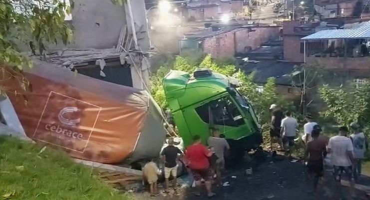 Vídeo: carreta perde o controle em descida e despenca de barranco no Barreiro, em BH