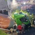 Vídeo: carreta perde o controle em descida e despenca de barranco no Barreiro, em BH