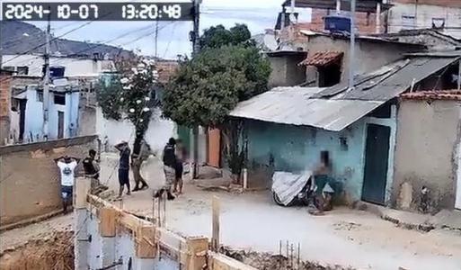 Criminosos vestidos com fardas semelhantes às da Polícia Militar invadiram o Morro do Eucalipto, território ligado ao PCC, e executaram David Paulo Alves de Souza