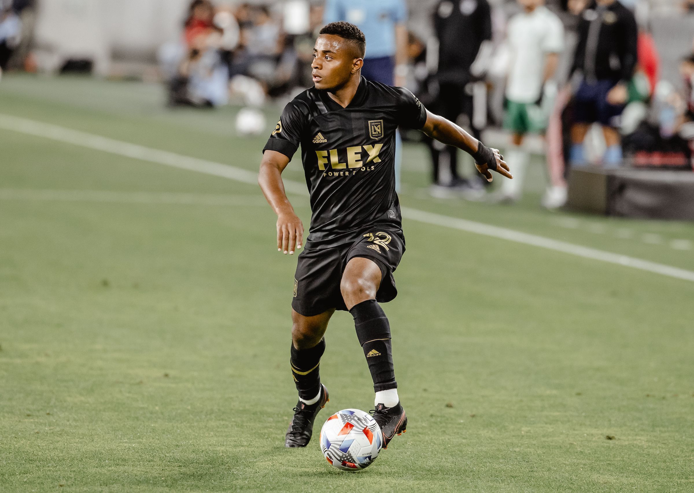 Corinthians se aproxima de lateral-esquerdo que joga na MLS
