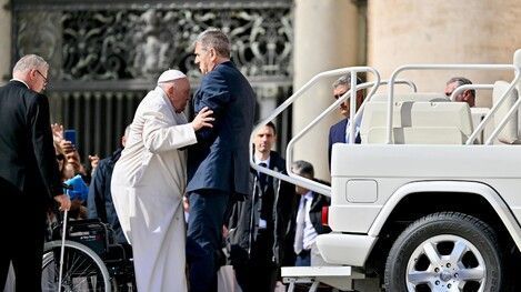 Papa Francisco conta histórias dos bastidores do Vaticano em sua nova autobiografia