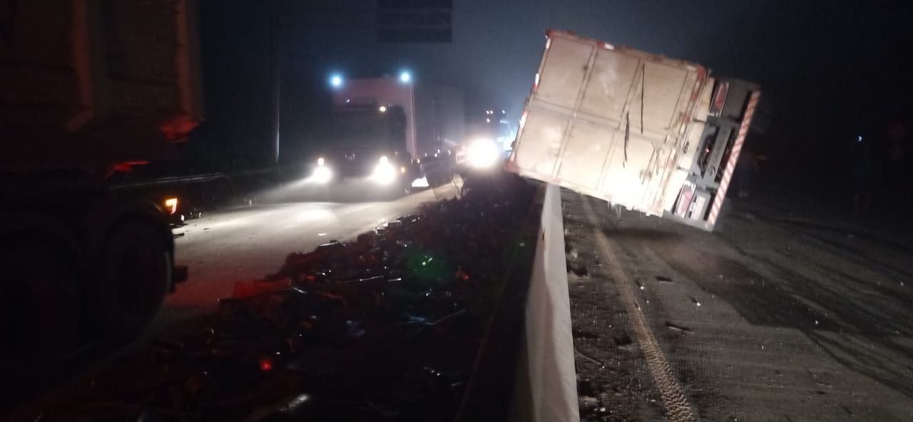 Motorista fica ferido após caminhão com sucata tombar na BR-381, na Grande BH