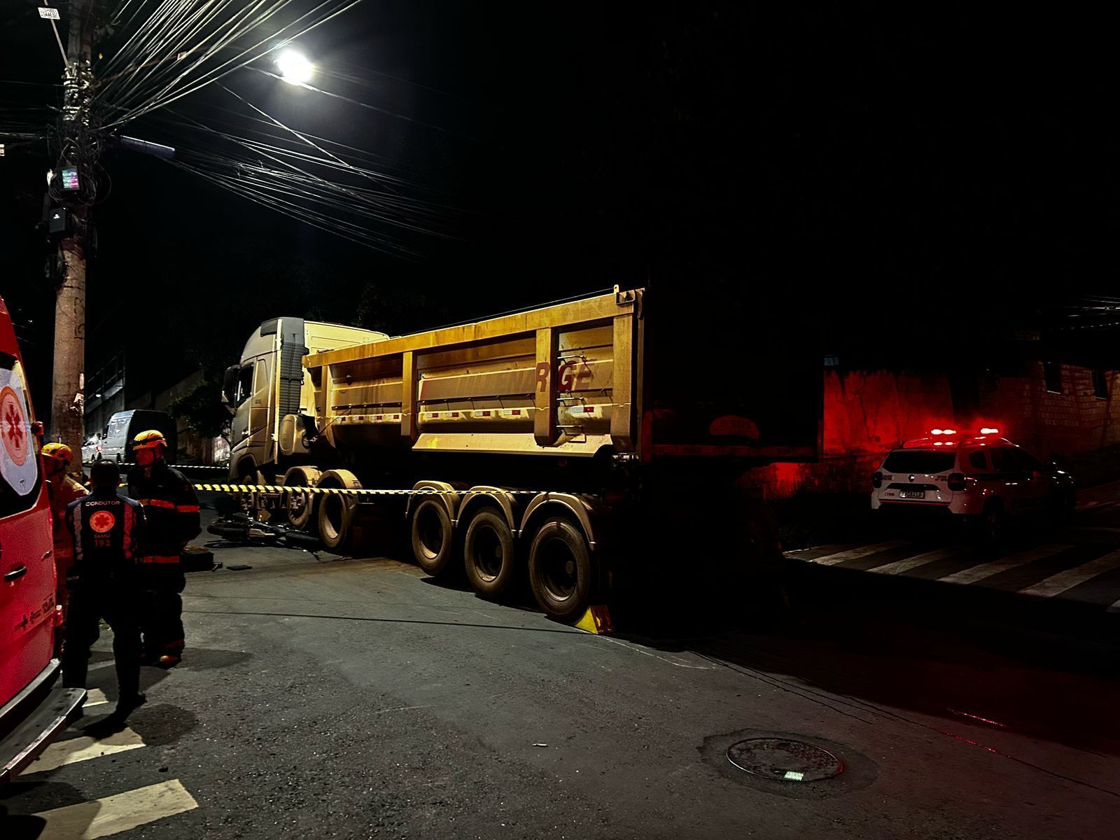 Motociclista morre após ser atropelado por carreta no Barreiro, em BH