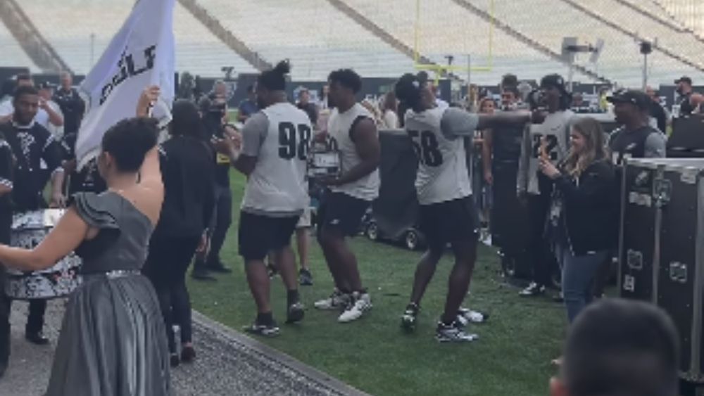 Jogadores do Philadelphia Eagles 'caem no samba' antes de jogo da NFL no Brasil