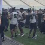 Jogadores do Philadelphia Eagles 'caem no samba' antes de jogo da NFL no Brasil