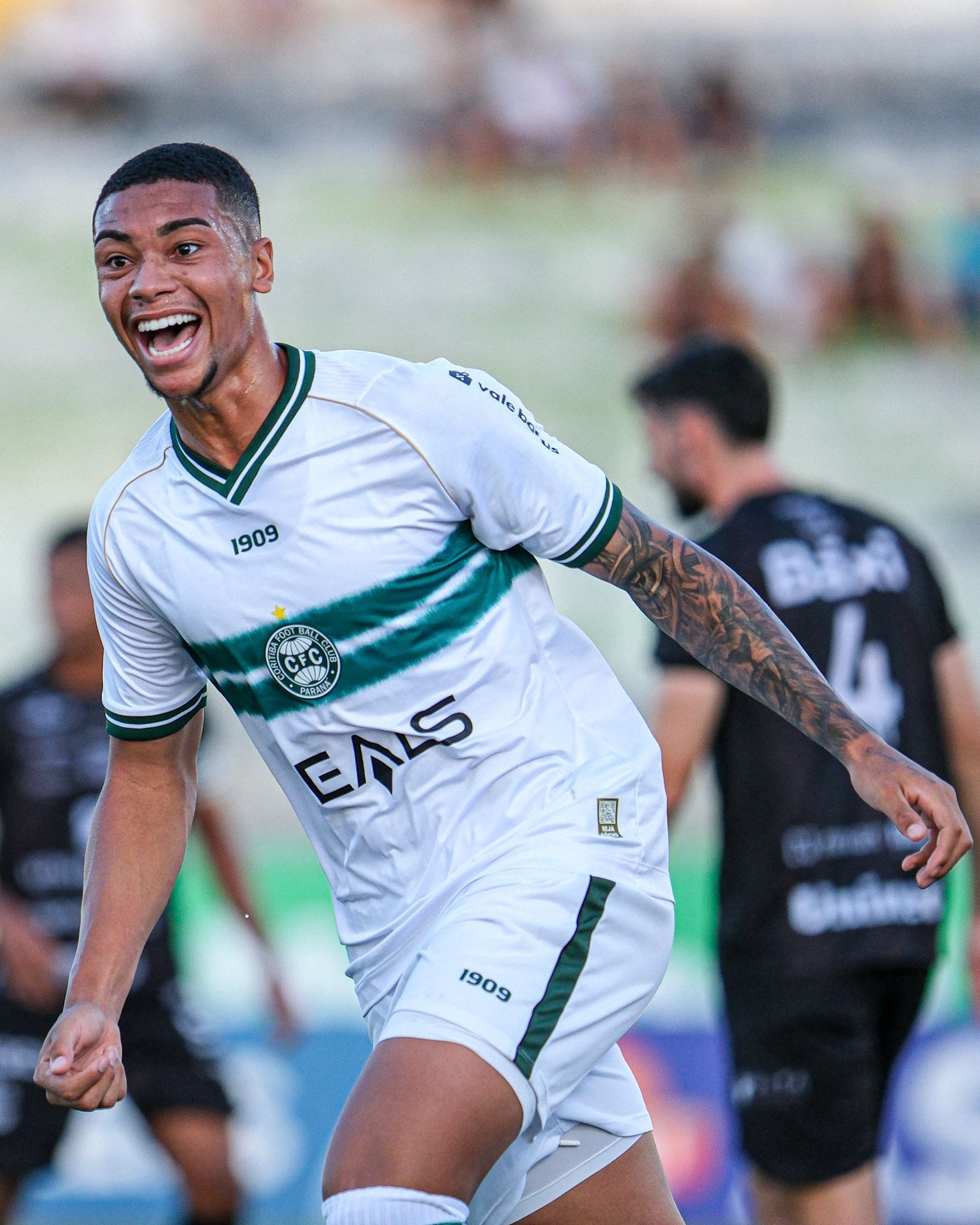 Coritiba vence fácil o Galo Maringá e cola na liderança do Campeonato Paranaense