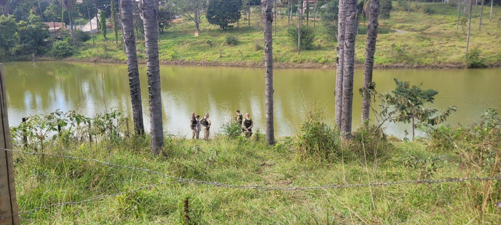 Corpo de mulher é achado amarrado a pedra em lagoa na Grande BH