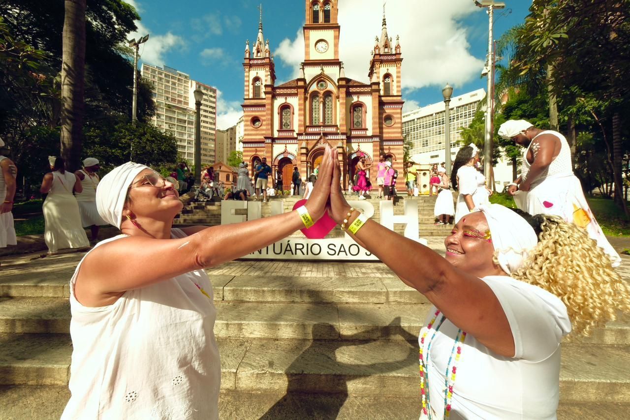 Carnaval BH: Com fé e axé, Baianas Ozadas inicia desfile com lavagem da escada da Igreja São José