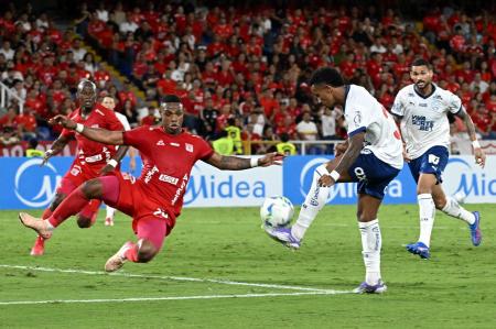 Kayky, do Bahia, tenta finalização contra o América de Cali-COL