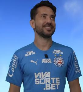 Everton Ribeiro observa nova camisa do Bahia