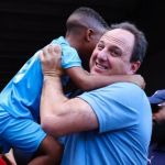 Garoto chora nos braços de Ceni durante embarque do Bahia para a Colômbia