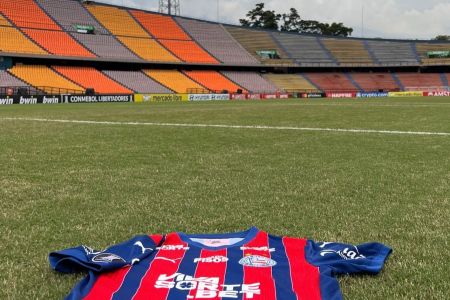 Camisa do Bahia no gramado do estádio Atanasio Girardot, em Medellín