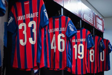 Camisas do Bahia no vestiário da Arena Fonte Nova, palco do jogo desta quarta-feira (21)