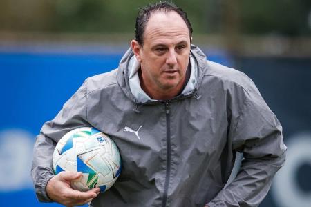 Técnico Rogério durante treino do Bahia nesta terça-feira (27)