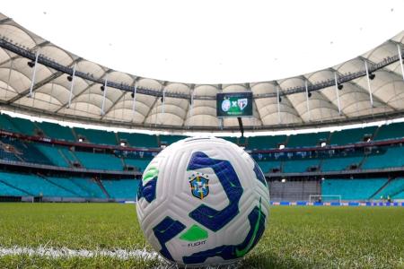Bola oficial do Brasileirão no gramado da Arena Fonte Nova