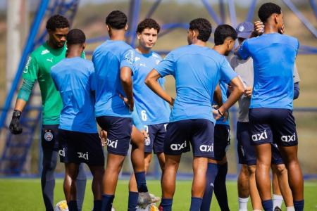 Jogadores do elenco sub-20 do Bahia durante treino desta terça-feira (3)