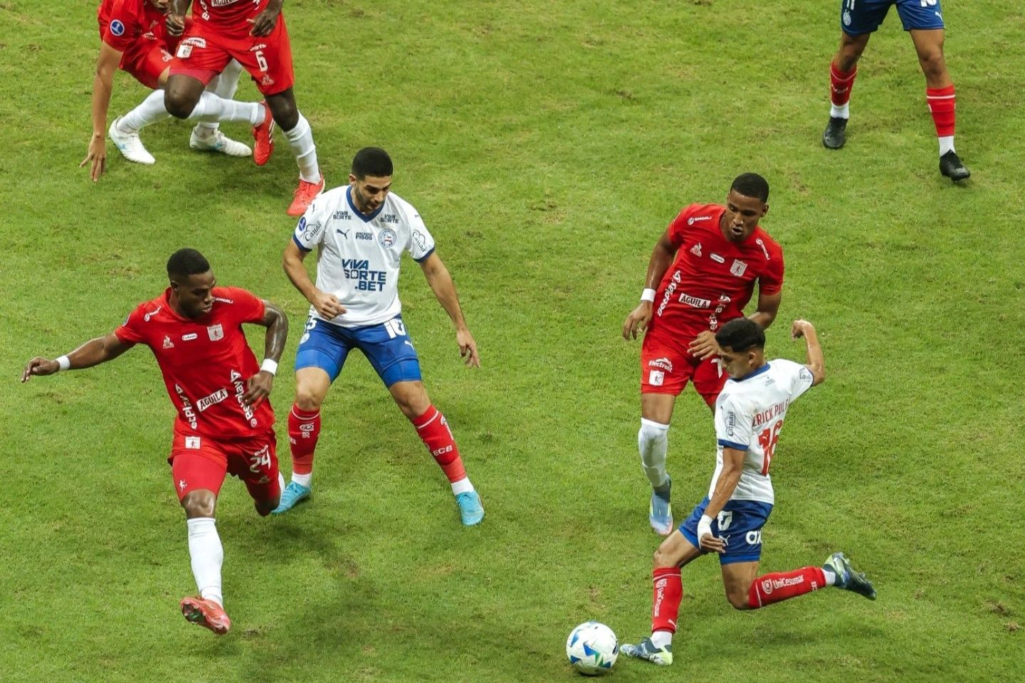 Everton Ribeiro é expulso, e Bahia empata com América de Cali pela Sul-Americana