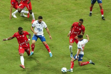 Erick Pulga, do Bahia, tenta jogada contra o América de Cali-COL