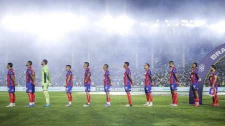Jogadores do Bahia perfilados antes do jogo contra o Vasco, pela 16ª rodada do Brasileirão