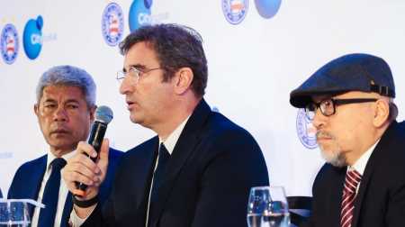 Ferran Soriano (ao centro), CEO do City Football Group