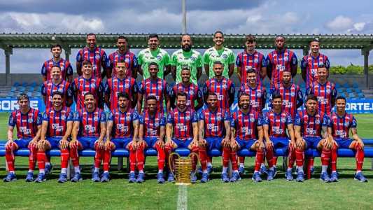 Elenco do Bahia posa com a taça da Copa do Nordeste de 2025