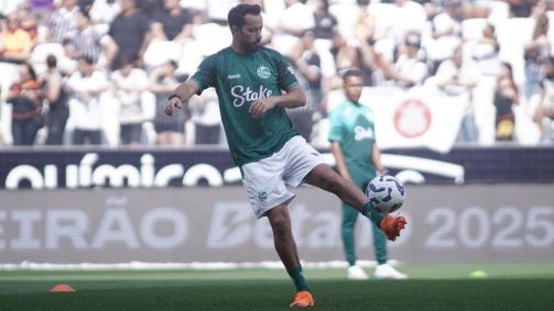 Meia Nenê durante aquecimento para jogo do Juventude pelo Campeonato Brasileiro