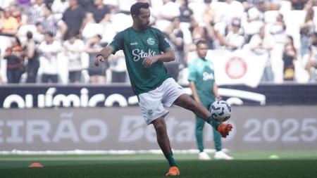 Meia Nenê durante aquecimento para jogo do Juventude pelo Campeonato Brasileiro