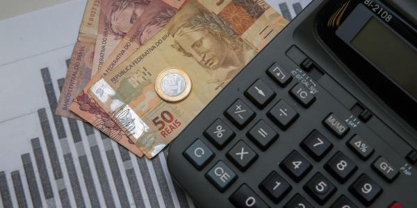 O Produto Interno Bruto (PIB) de Minas Gerais, soma de todas as riquezas produzidas pelo estado, caiu 4,9% em 2015 em relação ao ano anterior, conforme dados divulgados na manhã desta quarta-feira pela Fundação João Pinheiro.