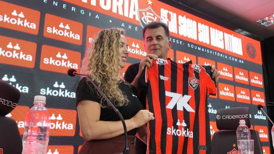 Fábio Mota, presidente do Vitória, ao lado da diretora de marketing da Skokka, Silvana Zigoski