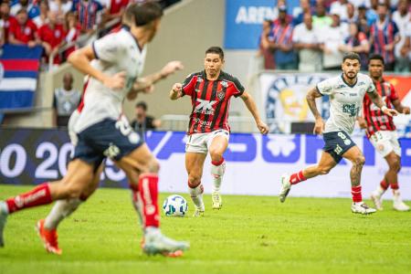 Osvaldo, atacante do Vitória, tenta jogada contra o Bahia