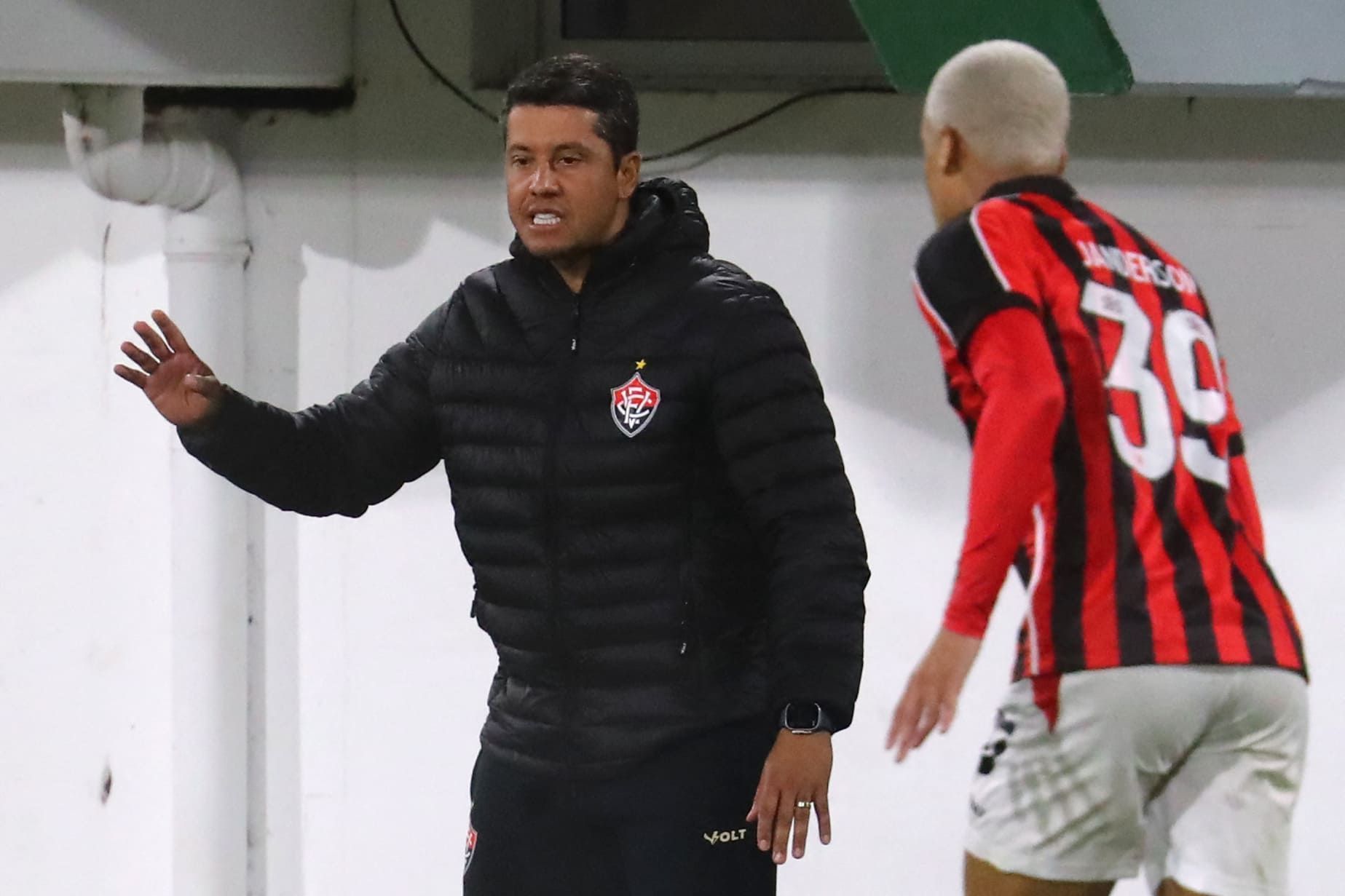 Carpini valoriza empate e diz que Vitória está 'reaprendendo' a jogar Sul-Americana