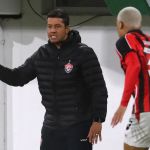 Carpini valoriza empate e diz que Vitória está 'reaprendendo' a jogar Sul-Americana