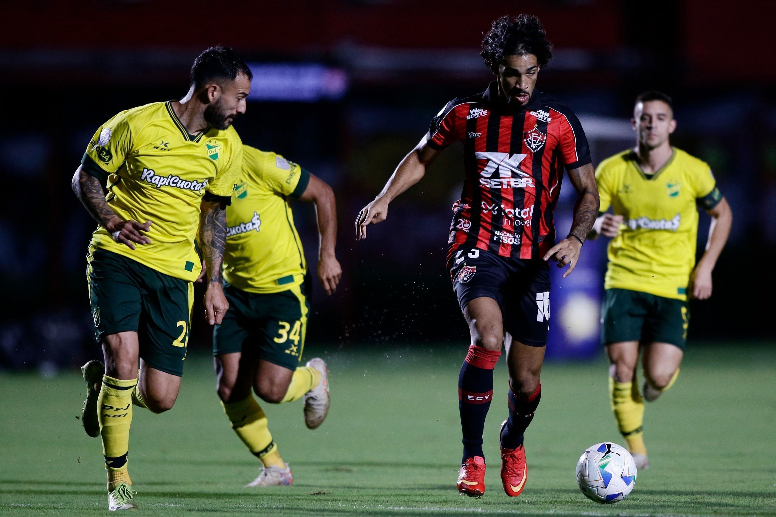 Vitória perde gols e volta a empatar com o Defensa y Justicia na Sul-Americana