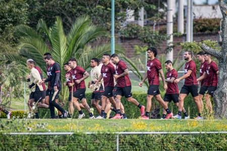 Jogadores do Vitória durante treinamento antes da pausa no calendário