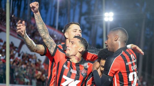 Jogadores do Vitória comemoram gol sobre o Mirassol