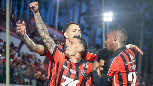 Jogadores do Vitória comemoram gol sobre o Mirassol