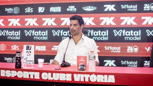 Gustavo Vieira, diretor de futebol do Vitória, durante entrevista coletiva