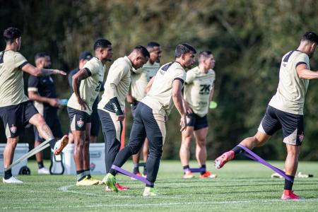 Jogadores do Vitória durante treino no Uruguai