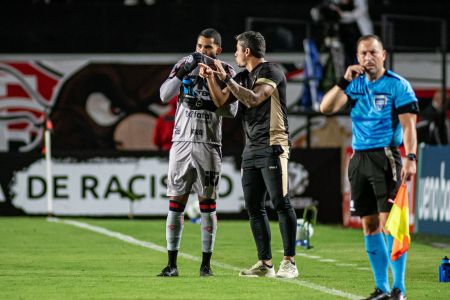 Técnico Thiago Carpini conversa com o goleiro Lucas Arcanjo