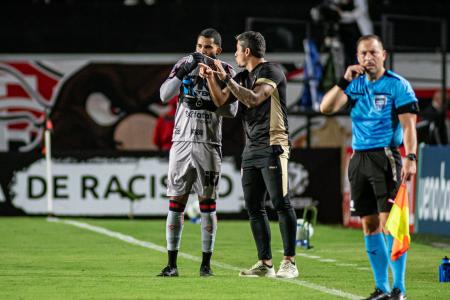 Técnico Thiago Carpini conversa com o goleiro Lucas Arcanjo