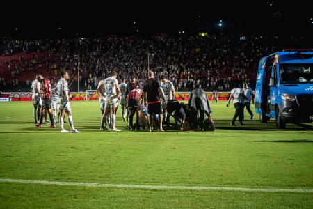 Jamerson é atendido no gramado por médicos do Vitória e do Cruzeiro, antes de deixar o campo de ambulância